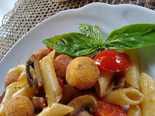 Pennette con champignon e polpettine di ricotta.