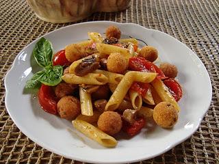 Pennette con champignon e polpettine di ricotta.