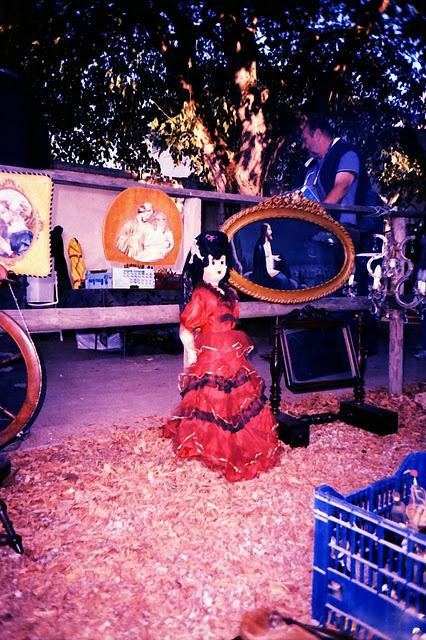 LOMOGRAPHY • al mercatino dell'usato con Pentax PC-550 e Lomography X Tungsten 64 35mm, x-pro