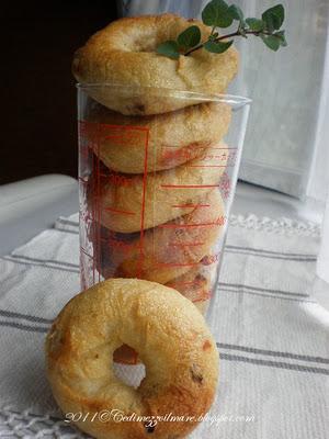 Bagels con pomodori secchi e origano