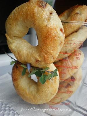 Bagels con pomodori secchi e origano