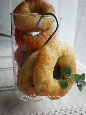 Bagels con pomodori secchi e origano