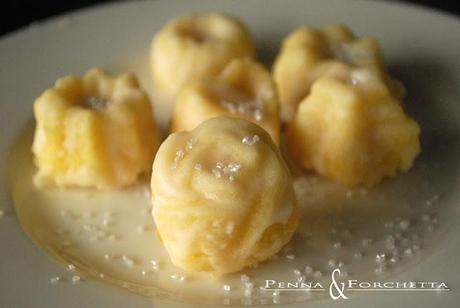 Mini cakes bianchi e neri con zucchero d'oro e d'argento