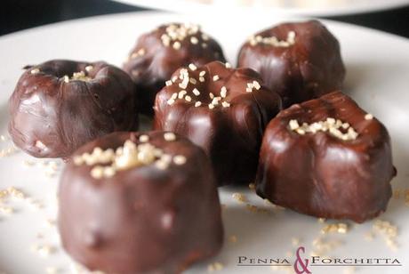 Mini cakes bianchi e neri con zucchero d'oro e d'argento