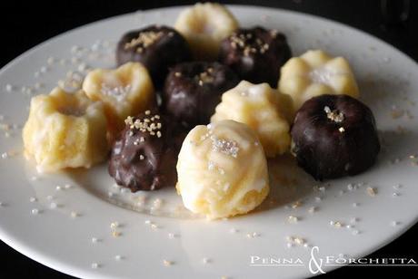 Mini cakes bianchi e neri con zucchero d'oro e d'argento