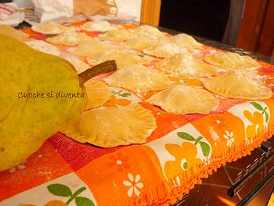 Il mio primo: I ravioli pere e gorgonzola in salsa di noci