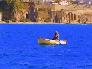 Sole nuovo ca ‘stu mare faie turchine,verde e blù:ca si carmo o scapricciato maie nisciuno scorde cchiù