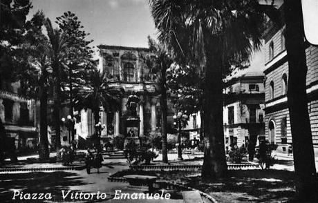 Antiche cartoline: Lecce, piazzetta Santa Chiara anni Cinquanta