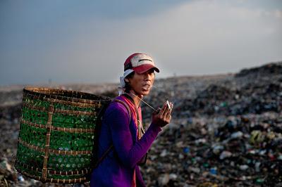 Ultime news Asia - Intere famiglie lavorano nelle discariche di Jakarta