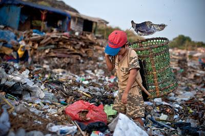 Ultime news Asia - Intere famiglie lavorano nelle discariche di Jakarta