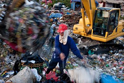 Ultime news Asia - Intere famiglie lavorano nelle discariche di Jakarta