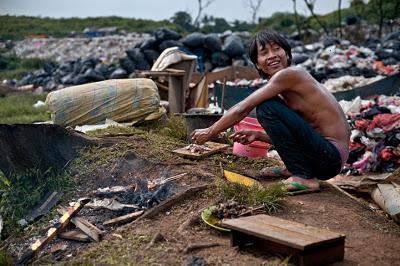 Ultime news Asia - Intere famiglie lavorano nelle discariche di Jakarta