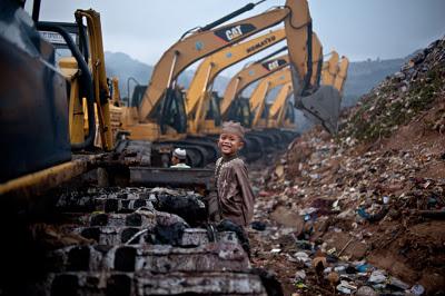 Ultime news Asia - Intere famiglie lavorano nelle discariche di Jakarta