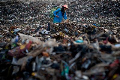 Ultime news Asia - Intere famiglie lavorano nelle discariche di Jakarta