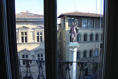 finestra su piazza S. Trinita, Firenze