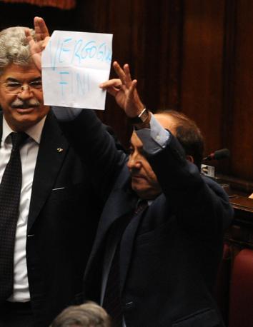 Scilipoti mostra un foglio con la scritta «Vergogna Fini» (Photoviews)