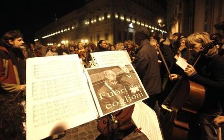 All'esterno del palazzo del Quirinale si è radunata anche una piccola orchestra che ha suonato per festeggiare le dimissioni del premier (Ansa)