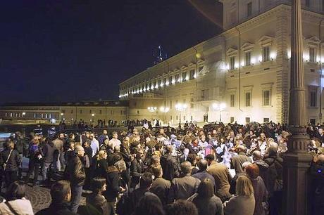 Col passare dei minuti, la folla si è concentrata in piazza del Quirinale. Alle 20.30 era infatti fissato l'incontro di Berlusconi con Napolitano per rassegnare le dimisisioni (Eidon)