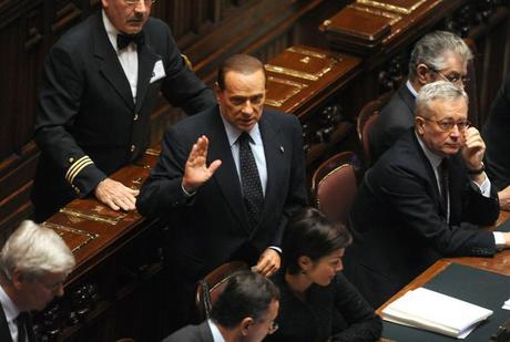 Berlusconi all'arrivo in aula risponde al coro «Silvio,Silvio dai banchi della maggioranza (Photoviews)