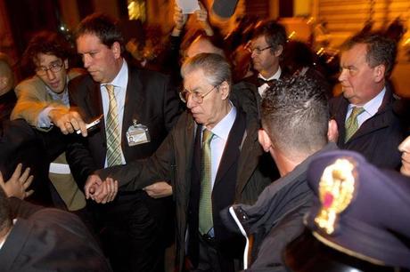 Fischi e insulti per i politici del Pdl che hanno preso parte al vertice di Palazzo Grazioli (Ansa)