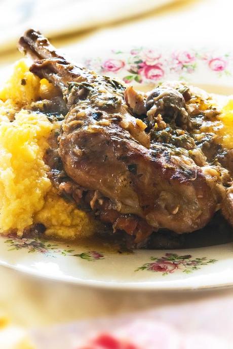 Coniglio con funghi e polenta tartufata