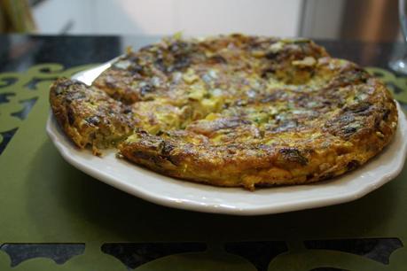 Frittata con zucchine, feta e cipolla