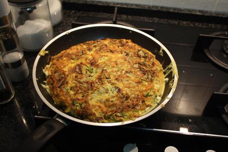 Frittata con zucchine, feta e cipolla