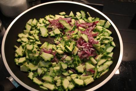 Frittata con zucchine, feta e cipolla