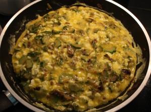 Frittata con zucchine, feta e cipolla