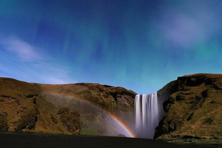 Arcobaleno di Luna in Islanda. Con aurora