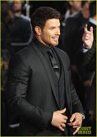 Kellan Luz in Dolce & Gabbana alla ‘The Twilight Saga: Breaking Dawn – Part 1′ LA Premiere