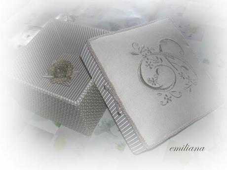 Scatola con iniziale a punto pieno