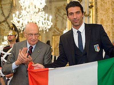 Napolitano ha consegnato il tricolore a Buffon, il capitano