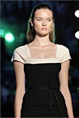 Roland Mouret si espande con la donna, ma ritira la sua linea maschile