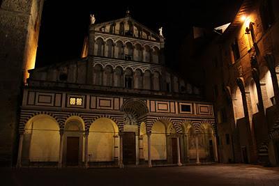 un pezzo di luna sopra piazza Duomo a Pistoia