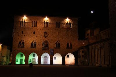 un pezzo di luna sopra piazza Duomo a Pistoia