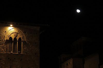 un pezzo di luna sopra piazza Duomo a Pistoia