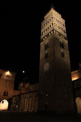 un pezzo di luna sopra piazza Duomo a Pistoia