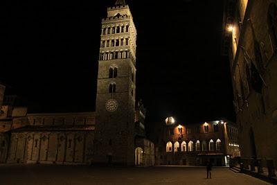 un pezzo di luna sopra piazza Duomo a Pistoia