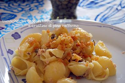 Pasta con capperi, tonno e crostino di pane raffermo