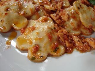 Ravioli con salmone e ricotta.