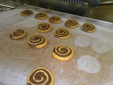 ...crostata con frolla alle nocciole e marmellata di fragole e sesta lezione di pasticceria...