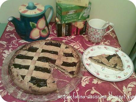 ...crostata con frolla alle nocciole e marmellata di fragole e sesta lezione di pasticceria...