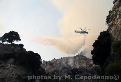 SS 163 : DOPO LA CADUTA MASSI ORA L' INCENDIO