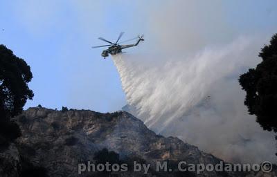 SS 163 : DOPO LA CADUTA MASSI ORA L' INCENDIO