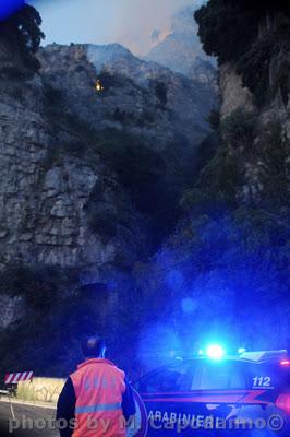 SS 163 : DOPO LA CADUTA MASSI ORA L' INCENDIO