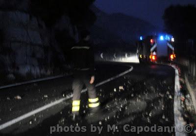 SS 163 : DOPO LA CADUTA MASSI ORA L' INCENDIO