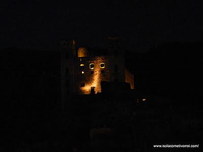 Dolceacqua dorata e il nostro castello al buio.