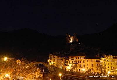 Dolceacqua dorata e il nostro castello al buio.