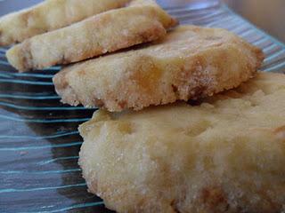 BISCOTTI SABBIATI CON ZENZERO CANDITO E CIOCCOLATO BIANCO.......DI DANNY.